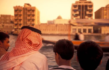 Dubai - 4 Ekim 2004: Arabistan Körfezi 'ndeki BAE' nin Dubai şehrindeki Dubai Koyu 'ndaki Feribot ve Taksi Tekneleri.