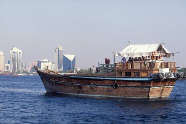BAE, Dubai, 5 Ekim 2004: BAE 'deki Dubai şehrindeki Dubai Deresi' nde Harbor 'da tekneler.