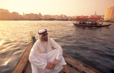  Dubai - 4 Ekim 2004: BAE 'nin Dubai kentindeki Dubai Creek' te Taxi Boat 'ta bir turdaki Arap adam.