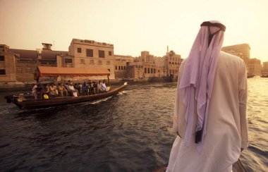  Dubai - 4 Ekim 2004: BAE 'nin Dubai kentindeki Dubai Creek' te Taxi Boat 'ta bir turdaki Arap adam.