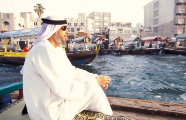  Dubai - 4 Ekim 2004: BAE 'nin Dubai kentindeki Dubai Creek' te Taxi Boat 'ta bir turdaki Arap adam.
