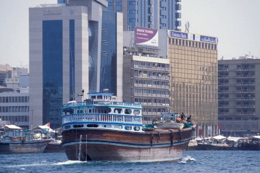 BAE, Dubai, 5 Ekim 2004: BAE 'deki Dubai şehrindeki Dubai Deresi' nde Harbor 'da tekneler.