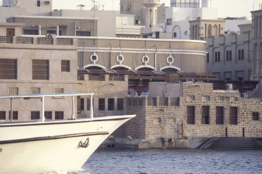 BAE, Dubai, 5 Ekim 2004: BAE 'nin Dubai şehrindeki Dubai Creek' te Harbor 'da tekne.