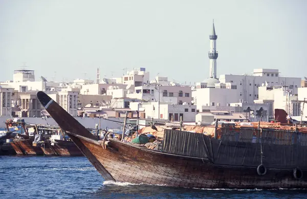BAE, Dubai, 5 Ekim 2004: BAE 'deki Dubai şehrindeki Dubai Deresi' nde Harbor 'da tekneler.