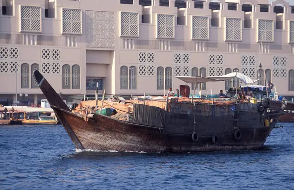 BAE, Dubai, 5 Ekim 2004: BAE 'deki Dubai şehrindeki Dubai Deresi' nde Harbor 'da tekneler.