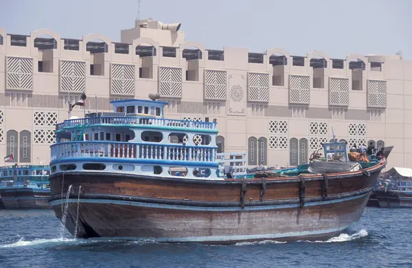 BAE, Dubai, 5 Ekim 2004: BAE 'deki Dubai şehrindeki Dubai Deresi' nde Harbor 'da tekneler.