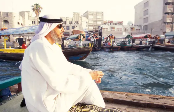  Dubai - 4 Ekim 2004: BAE 'nin Dubai kentindeki Dubai Creek' te Taxi Boat 'ta bir turdaki Arap adam.