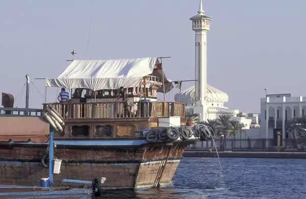 BAE, Dubai, 5 Ekim 2004: BAE 'deki Dubai şehrindeki Dubai Deresi' nde Harbor 'da tekneler.