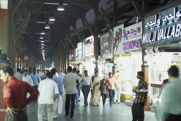 BAE, Dubai - 1 Ekim 2004: Souq ve Market in Old Town ve Dubai 'deki Bur Dubai alışveriş caddelerindeki insanlar.  