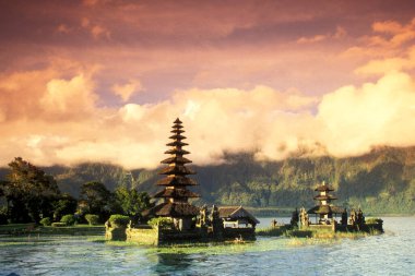 Endonezya 'nın Bali Adası' ndaki Bratan Gölü 'nün manzarasındaki Pura Ulun Danu Tapınağı. Endonezya, Bali, Mart 2, 2001