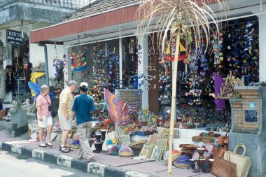 Endonezya 'nın Bali Adası' ndaki Ubud şehrindeki Ubud Sanat Pazarı manzarası. Endonezya, Bali, 7 Mart 2001  