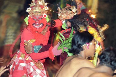 Endonezya 'daki Bali Adası' ndaki Ulu Watu Tapınağı yakınlarındaki Geleneksel Bali Kecak Dansı 'nda bir adam. Endonezya, Bali, Mart 2, 2001  