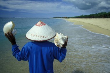 Yerel halk Endonezya 'nın Bali Adası' nın güneyinde Kuta yakınlarındaki Kuta Sahili 'nde deniz kabuğu satıyor. Endonezya, Bali, Mart 2, 2001