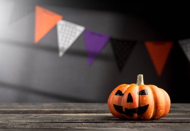 Ahşap arka planda Cadılar Bayramı balkabağı kabağı kabağı feneri