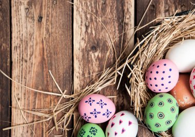 Tahta arka planda yuvada paskalya yumurtaları