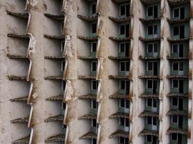 Terk edilmiş binada duvarına