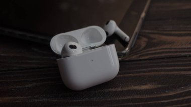 Kablosuz kulaklıklar ahşap bir masada.