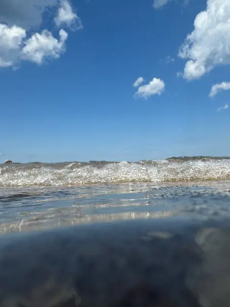 Deniz kumsalı, dalgalar, güneşli bir gün.