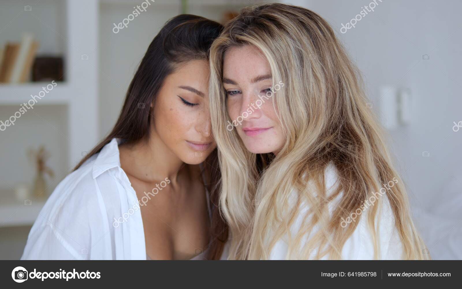 Две Чувственные Лесбиянки Которым Стыдно Перед Всем Миром Потому Приходится  стоковое фото ©Di_Media 641985798