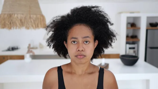 Mujer Afroamericana Mira Cámara Con Una Mirada Seria Mezcla Razas Fotos de stock libres de derechos