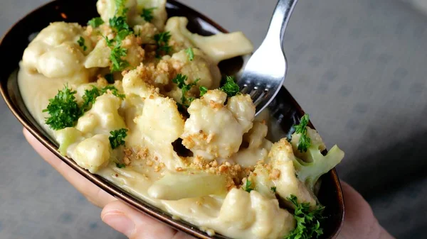 Fashionable Vegan Dish Cauliflower Baked White Cheese Sauce Served Best Royaltyfria Stockbilder
