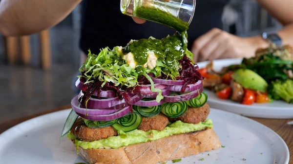 Farfurie Albă Mare Află Sandwich Superfood Legume Proaspete Ierburi Mână Imagini stoc fără drepturi de autor