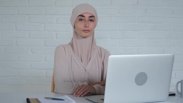 Een Moslimstudente Een Hijab Zit Aan Een Tafel Gebruikt Een — Stockvideo