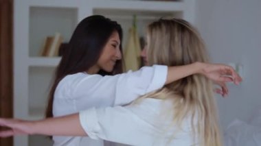 Yatak odasında yan yana iki kadın birbirine sarılıyor. İki kadın, bir esmer ve bir sarışın, kavgadan sonra barıştılar. Kız arkadaşlar birbirlerine sıkıca sarılırlar çünkü birbirlerine güvenirler..