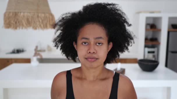 Młoda Kobieta Afro Fryzurą Patrzy Kamerę Uśmiecha Się Mieszanie Ras — Wideo stockowe