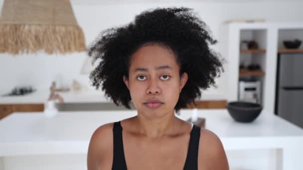 Femme Afro Américaine Regarde Caméra Avec Regard Sérieux Mélange Races — Video