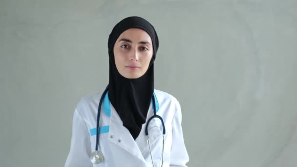 Rámu Upřeně Dívá Portrét Ošetřovatelky Černém Hidžábu Stetoskopem Kolem Krku — Stock video