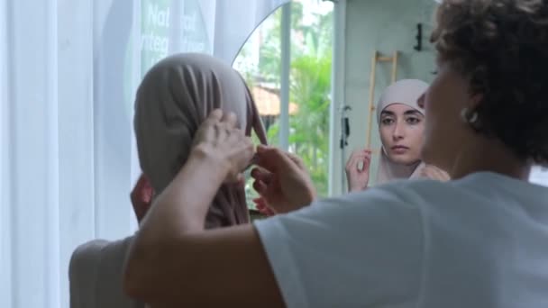 Een Mooie Moslimpresentatrice Bereidt Zich Voor Treden Een Mediaprogramma Wordt — Stockvideo