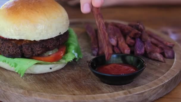 Close American Restaurant Appetizing Burger Lies Wooden Plate Row Deep — Stock Video