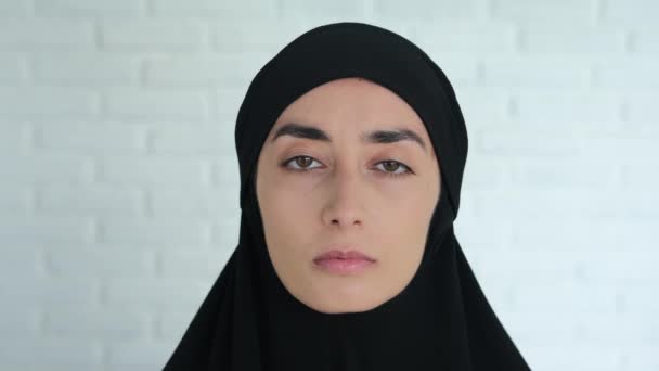 Portrait Muslim Woman Black Hijab Who Looking Camera Attitude World — Stockvideo