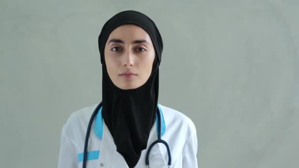 Arbeit Einem Krankenhaus Für Frauen Des Islam Eine Gebildete Ärztin — Stockvideo