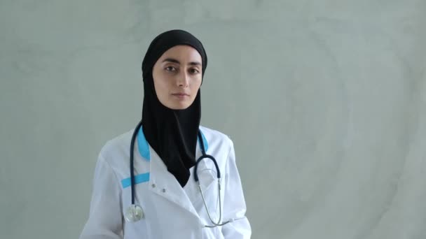 Woman Black Hijab Medical Overalls Stands Background Gray Wall Stethoscope — Stock Video