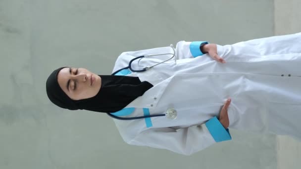 Vidéo Verticale Une Infirmière Une Femme Médecin Arabe Regarde Dans — Video