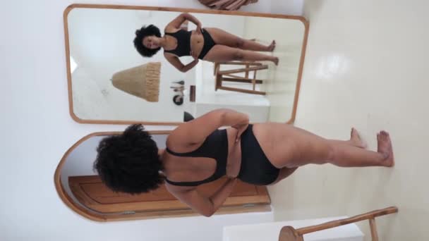 Afroasiatische Frau Dessous Mit Kurvenreicher Figur Betrachtet Ihren Körper Spiegel — Stockvideo
