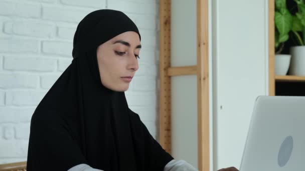 Een Arabische Vrouw Een Zwarte Hijab Met Een Aangename Uitstraling — Stockvideo