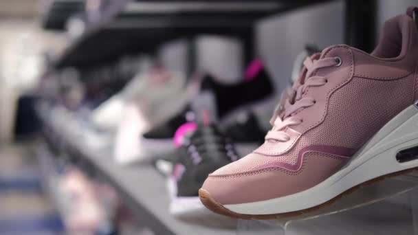 Plank Met Sneakers Winkel Schoenenwinkel Biedt Een Grote Selectie Schoenen — Stockvideo