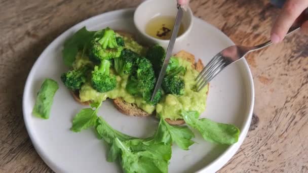Zdrowe Śniadanie Tostem Awokado Sosem Kapusty Brokułów Biały Talerz Smażonego — Wideo stockowe