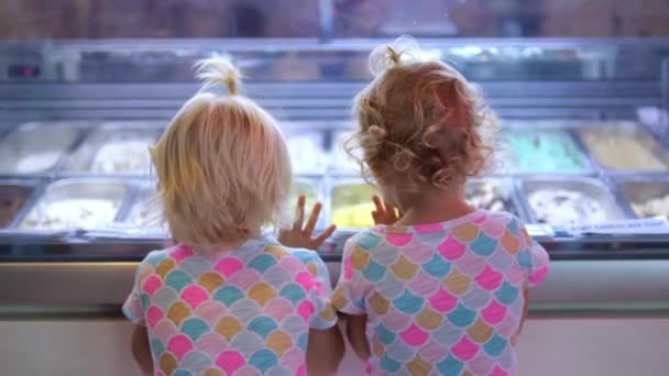 Два Малыша Стоят Стойки Мороженым Ожидании Сладкого Угощения Приготовленного Сахара — стоковое видео
