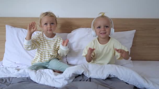 Two Little Babies Sit Bed Covers Dance Music Listen One — Stock video