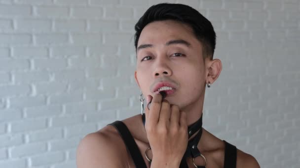 Het Gepassioneerde Gezicht Van Een Knappe Homoseksuele Man Die Zijn — Stockvideo