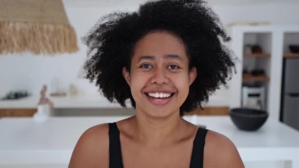 Дивна Афроамериканська Жінка Густим Чорним Волоссям Змішана Расова Жінка Сміється — стокове відео