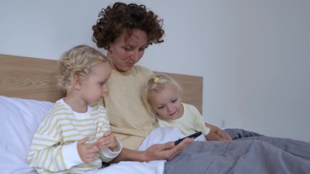 Μια Γυναίκα Βάζει Τις Δύο Κόρες Της Για Ύπνο Μετά — Αρχείο Βίντεο