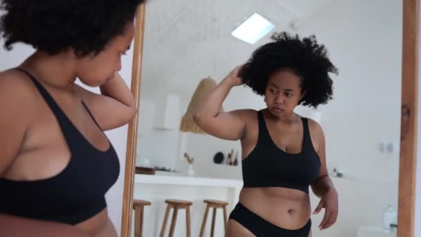 Överviktig Afroamerikansk Kvinna Ser Sig Själv Spegeln Drar Fet Mage — Stockvideo