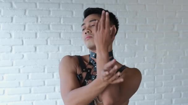 Een Transgender Vrouw Neemt Vogue Poses Een Expressieve Dans Aziatische — Stockvideo