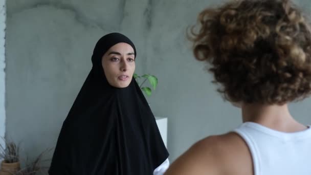Two Women Debating Religion Muslim Woman Black Hijab Tells Islam — Stok video