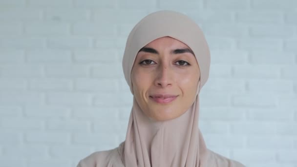 近くに黒いヒジャーブ イスラム教徒の女性の美しい笑顔の女性の唇のアップ イスラーム世界における善と平和の概念 女の口を閉じて — ストック動画